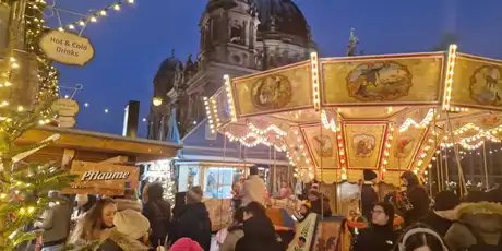 Historischer Weihnachtsmarkt auf dem Schlossplatz.