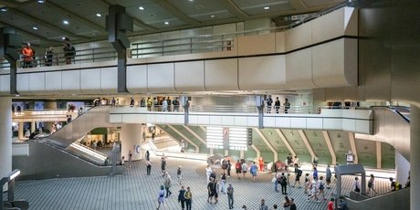 Die große Halle im  ICC In Berlin mit Besuchern