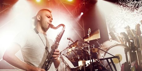  Saxofonist in einem Club auf der Bühne