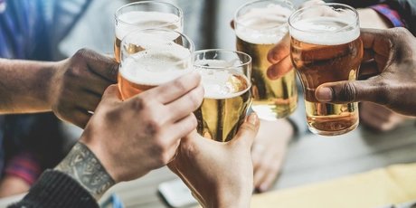 Freunde stoßen im Biergarten an