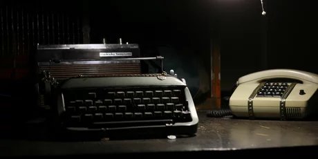 ESCAPE Berlin - altes Telefon und Schreibmaschine