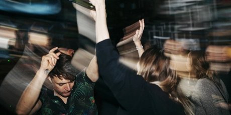 Discotecas y vida nocturna en Berlín: la gente baila y sale de fiesta