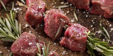 Rohes Fleisch mit Rosmarin