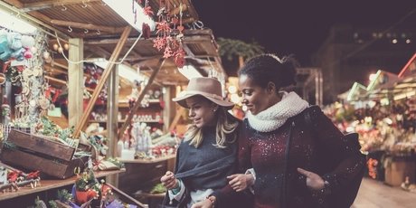 Freundinnen auf dem Weihnachtsmarkt