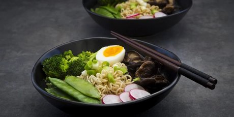 Ramen Suppe mit Ei, Zuckerschote, Brokkoli, Nudeln, Shiitake Pilzen und Radieschen