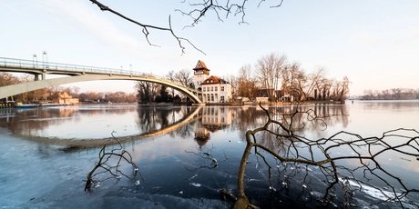 Die Insel der Jugend in Berlin im Winter bei blauem Himmel