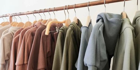 Bunte Sortierung von Pullovern aus der petit cochon Manufaktur