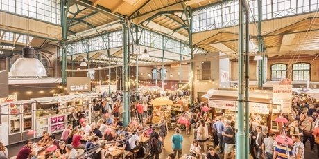 Visitantes en el Markthalle Neun de Berlín Kreuzberg