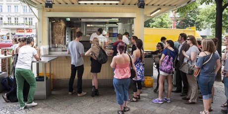 Menschen vor dem Imbiss Mustafas Gemüse-Kebab