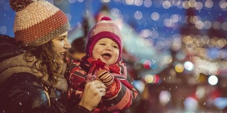Mère et bébé au marché de Noël