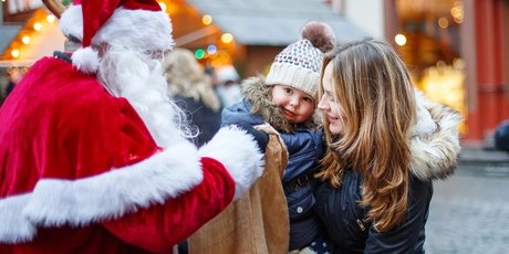 Mutter und Kind beim Weihnachtsmann