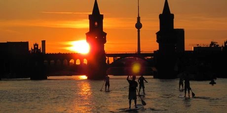 Nalani Sup-Surfing auf der Spree