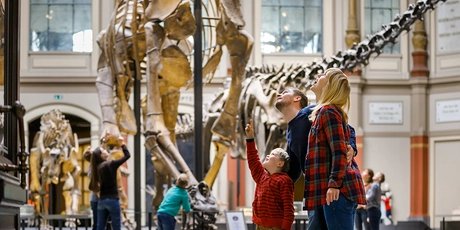 Familie im Museum für Naturkunde Berlin