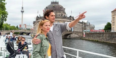 Ein Paar auf einer Schiffstour mit der Reederei Winkler in Berlin