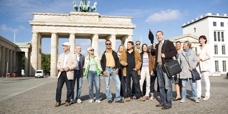 Reisegruppe vor dem Brandenburger Tor