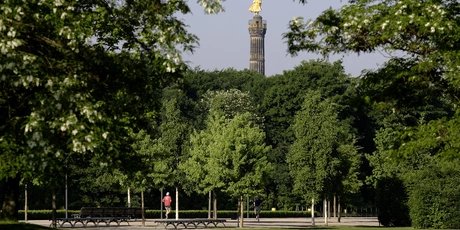 Colonne de la victoire à Berlin dans le Tiergarten estival