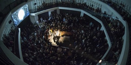 Menschen bei einer Veranstaltung in der Kuppelhalle im Silent Green in  Berlin.