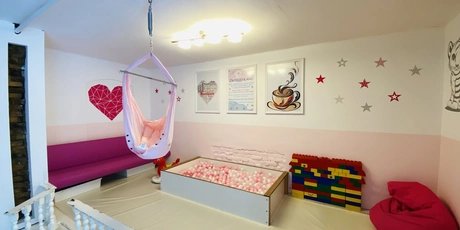 Spielecke im Kindercafé Spielzimmer mit Bällebad und Federwiege