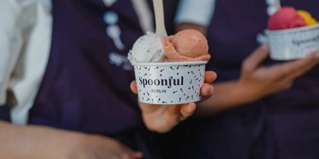 Due palline di gelato in una coppa al cucchiaio di Berlino