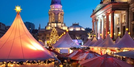 Weihnachtszauber am Gendarmenmarkt in Berlin am Abend