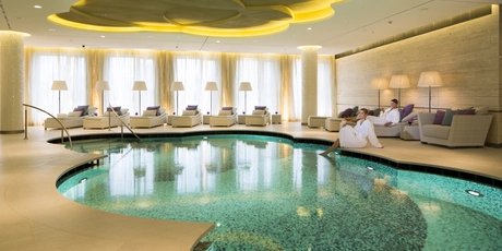 Wellness in Berlin: Pool im Waldorf Astoria