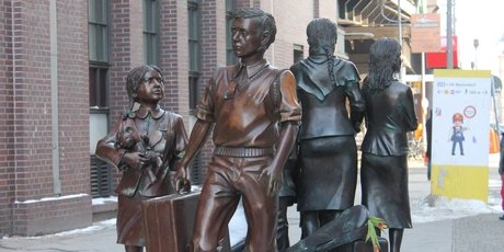 Gruppe von fünf lebensgroßen Kindern (Bronzeskulptur) des Künstlers Frank Meisler 