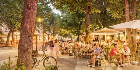 Caffè sulla Ludwigkirchplatz a Berlino in estate