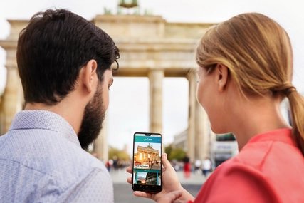 Paar nutzt visitBerlin App -ABOUT BERLIN-