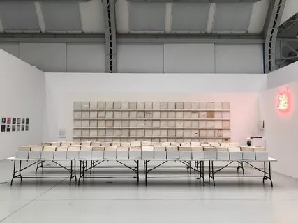 Akademie der Künste: We Buy White Albums von Rutherford Chang