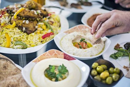 Mit Mezze gefüllter Tisch