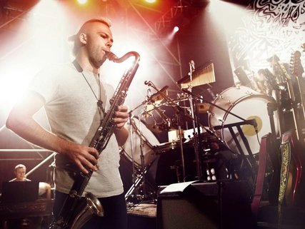  Saxofonist in einem Club auf der Bühne