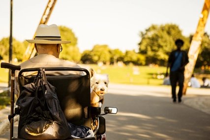 Rollstuhlfahrer im Park
