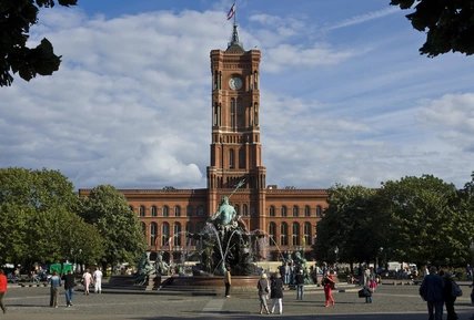 Exterioir view Berliner Town Hall with the fontain