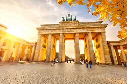 Brandenburger Tor mit Quadriga in Berlin in herbstlichem Gegenlicht