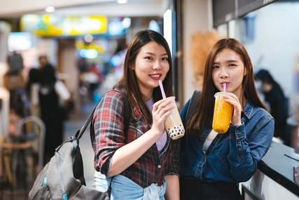 Frauen trinken Bubble Tea
