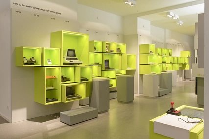 Wall of Hardware im Computerspielemuseum Berlin