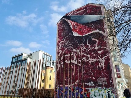 Street Art an der Gedenkstätte Bernauer Straße: Einschneidend von Xi-Design
