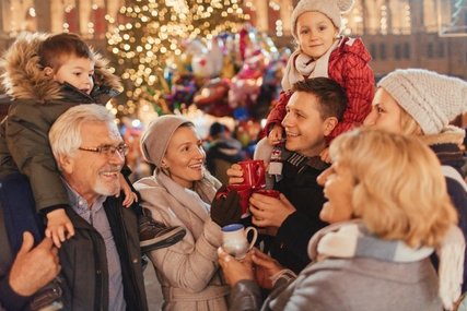 Glückliche Familie auf dem Weihnachtsmarkt