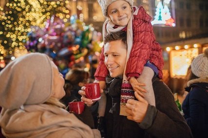 Une famille visitant un marché de Noël