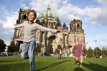 Kinder vorm Berliner Dom