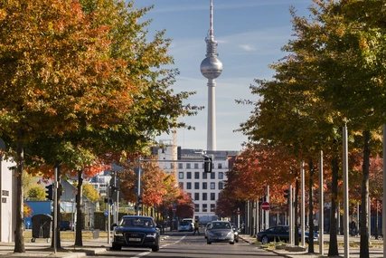 Unter den den Linden mit Blick auf den Fernsehturm in Berlin