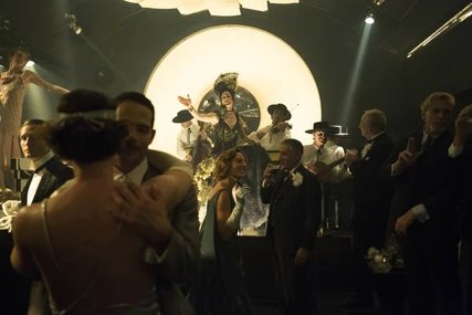 Filmserie Babylon Berlin - Ilja Tretschkow (TIM FISCHER) im Holländer