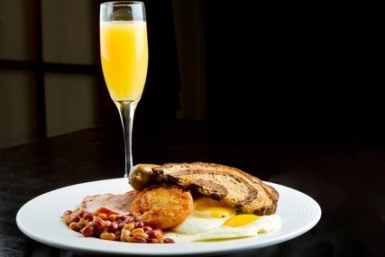 Traditionelles irisches Frühstück mit Mimosa