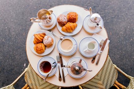 Frische Croissants, Kaffee und Tee in einem französischen Café, Paris, Frankreich