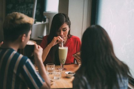 Freundinnen und Freund im Café