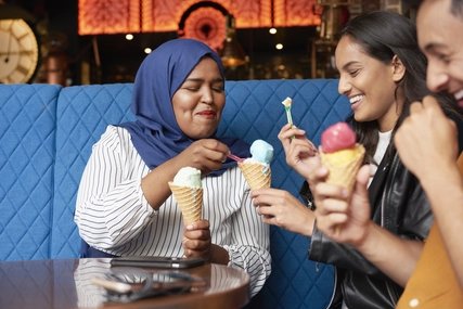 Freunde beim Eis essen