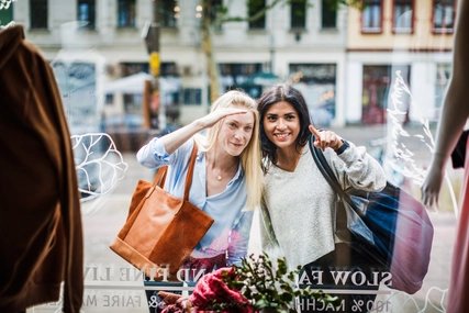 Zwei Frauen schauen durch ein Schaufenster in Berlin