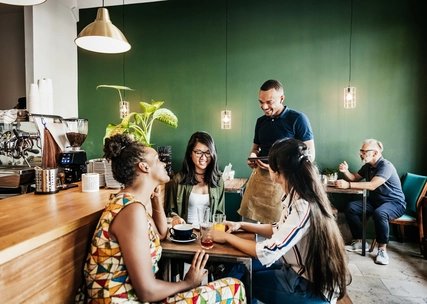 Freundinnen sitzen im Café 