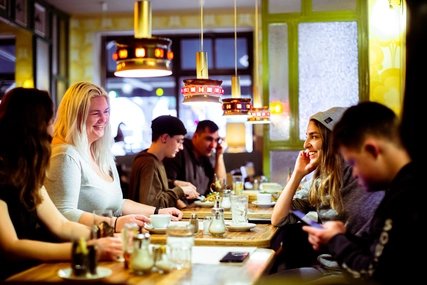 Freundinnen und Freunde im Restaurant in Berlin