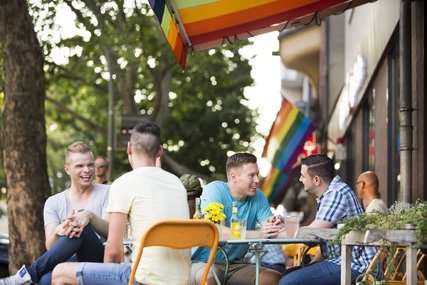 Schwules Pärchen unterwegs in Berlin-Schöneberg